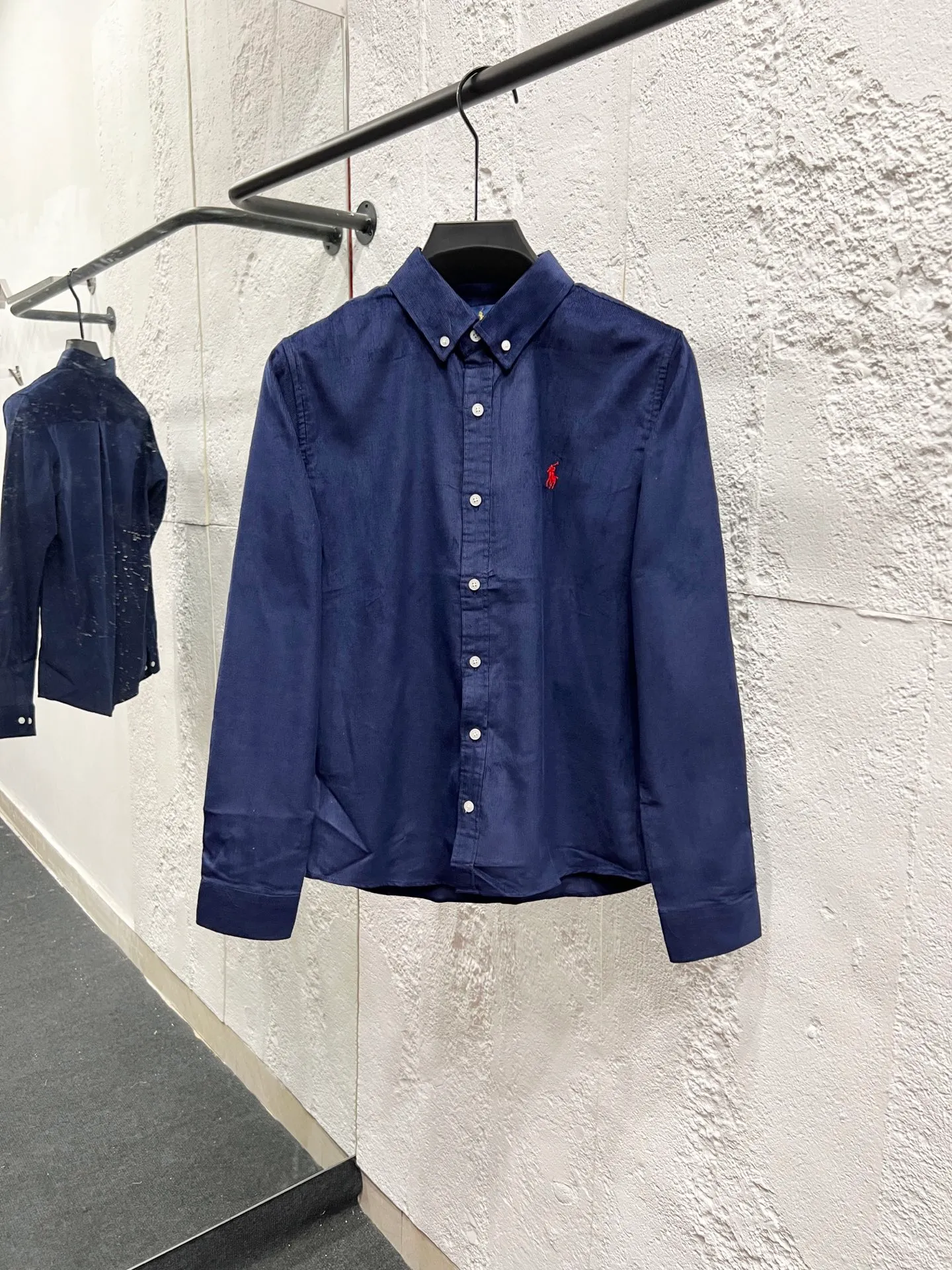 P230 Style number: T60 pure cotton corduroy shirt, black, navy, white, khaki, four colors Size: M (110-125 pounds) L (125-140 pounds) XL (140-155 pounds) 2XL (155-170 pounds) Color: Navy blue